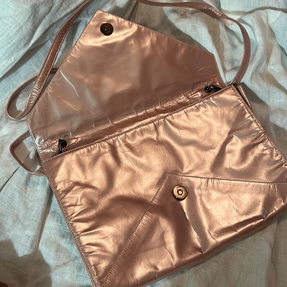 Vintage Metallic Peach Leather Envelope Crossbody Bag Krizia - Picture 3 of 5